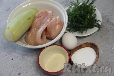 Подготовить продукты для приготовления рубленных куриных котлет с кабачками. Укроп (или другую зелень) вымыть, дать немного обсохнуть.