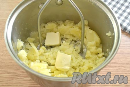 Добавляем к картошке сливочное масло и разминаем в пюре. Картофельное пюре перекладываем в миску и даём остыть.