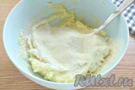 Далее в картофельно-сырную массу просеиваем частями муку, каждый раз полностью вмешивая её в тесто.