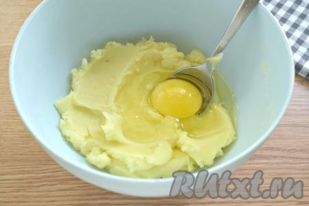 К остывшему пюре по одному добавляем яйца, каждый раз тщательно вмешивая их в пюре. 