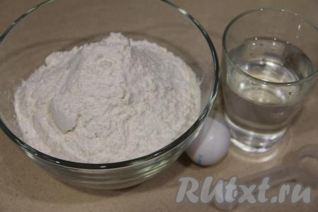 Для начала замесим тесто для курзе, для этого в миску нужно просеять 600 грамм муки, всыпать соль.