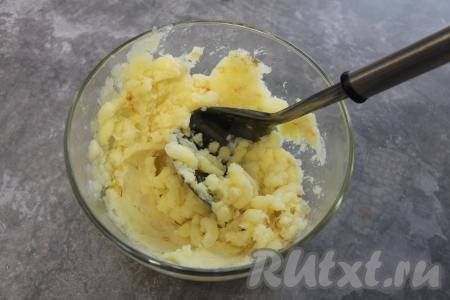 Размять картошку с луком с помощью толкушки до получения однородного пюре.