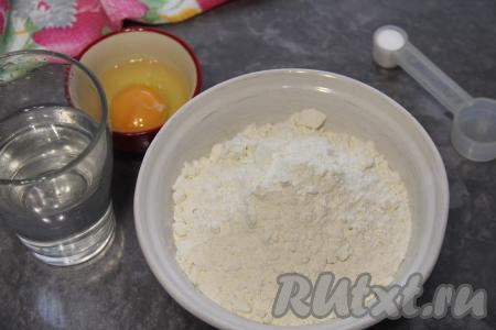 Для замешивания теста для вареников нужно в миску просеять муку, добавить соль.