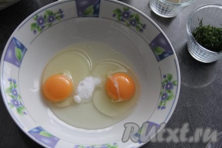 Прежде всего замесим кляр, для этого в миску нужно вбить яйца, добавить соль, перемешать до однородности венчиком.
