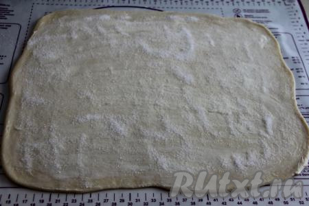 Тесто, смазанное маслом, присыпать сверху 2 столовыми ложками сахара.