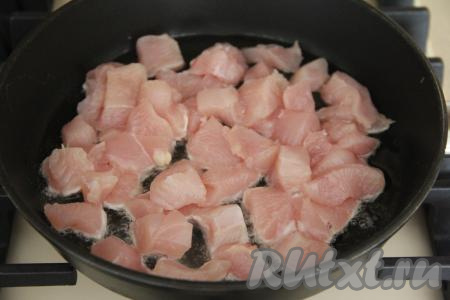  Куриное филе нарезать на средние кубики (или соломкой), выложить в сковороду, в которой уже хорошо разогрелось растительное масло.