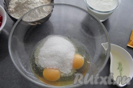 Соединить яйца с сахаром в объёмной миске. 