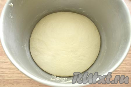 Миску с дрожжевым тестом затягиваем пищевой плёнкой (или накрываем полотенцем) и оставляем в тепле на 45-60 минут. За это время тесто заметно увеличится в объёме (примерно в 2 раза).