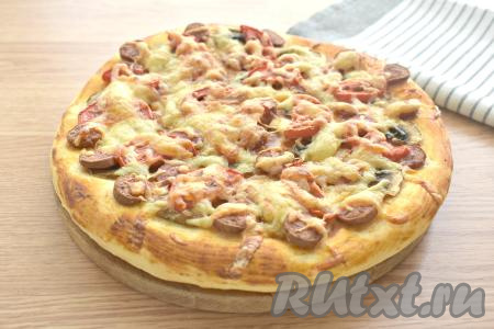 Пицца, приготовленная из теста, замешанного с манкой и дрожжами, получается очень вкусной, сытной, с аппетитной, хрустящей корочкой.
