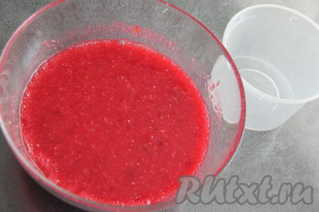 Пробить красную смородину с сахаром погружным блендером до получения однородной ягодной массы. Оставить ягодную массу на 30 минут при комнатной температуре, чтобы кристаллы сахара полностью растворились.