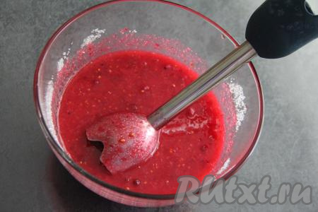 Пробить красную смородину с сахаром погружным блендером.