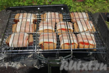 Поместить решётку с бутербродами с беконом и помидорами на мангал. Угли должны быть не очень горячими, прямого огня быть не должно.