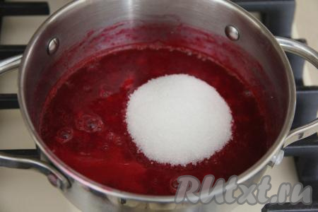 Переложить ягодное пюре из миски в кастрюлю, добавить сахар, перемешать.