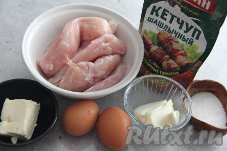 Подготовить продукты для приготовления куриного пудинга в духовке. Яйца разделить аккуратно на желтки и белки. Белки убрать в холодильник. Куриное филе вымыть и обсушить. Лук и чеснок очистить.