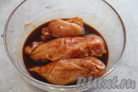 Куриное филе вымыть, затем переложить в миску, залить соевым соусом и оставить на 30 минут, за это время мясо несколько раз нужно будет перевернуть, чтобы оно равномерно промариновалось.