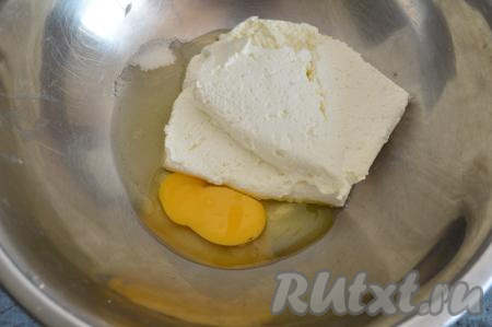После того как изюм обсохнет, начинаем замешивать тесто для сырников. Для этого в глубокой миске нужно соединить творог, сахар и сырое яйцо. Если добавить 1 столовую ложку сахара, то сырники получатся в меру сладкими, любителям сладкой выпечки советую всыпать 2 столовых ложки сахара.
