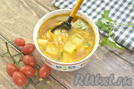 Вкусный, насыщенный, ароматный куриный суп, приготовленный с рисом и овощами, разливаем по тарелкам и подаём к столу.