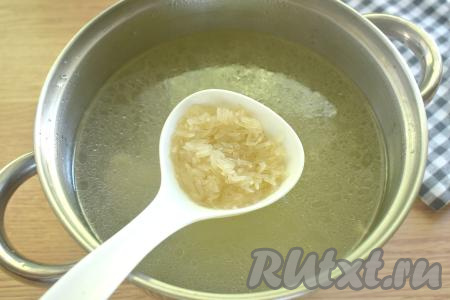 Рис промываем, даём немного стечь воде. После того как картошка проварится 5 минут, добавляем в кастрюлю рис, даём куриному супу закипеть и варим его на небольшом огне 15 минут.