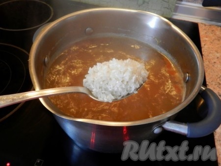 В приготовленный бульон с мясом всыпать предварительно промытый рис, дать закипеть супу и варить 10 минут на небольшом огне.
