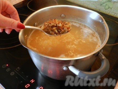 Поочередно добавить в суп обжаренный лук, измельчённые грецкие орехи, хмели-сунели, соль.
