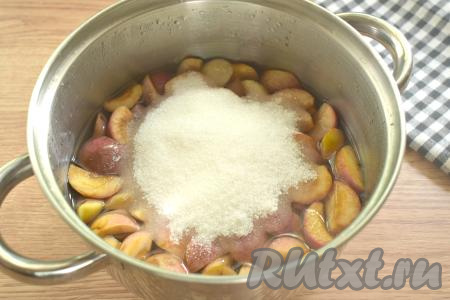 Снова включаем огонь, к яблокам добавляем оставшийся сахар (350 грамм), перемешиваем, доводим до кипения. Как только яблоки начнут «булькать», выключаем огонь, даём яблокам постоять в сиропе 15 минут.