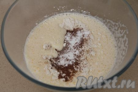 В яично-сахарную смесь добавить соль, разрыхлитель и какао, всыпать часть муки, перемешать лопаткой до однородности.