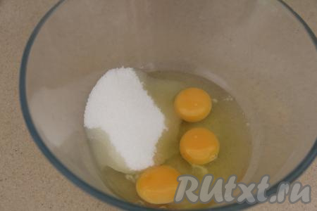 Для замешивания бисквитного теста нужно в миске, удобной для взбивания, соединить яйца и сахар, затем взбить их миксером в течение 5-7 минут.