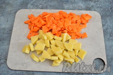 Картошку нарезать на небольшие, не толстые кусочки. Морковку нарезать на достаточно тонкие кусочки. Форма нарезки в данном рецепте значения не имеет, так как в конце варки овощи будем пюрировать. Главное - чтобы овощи были нарезаны достаточно тонко, тогда и вариться они будут недолго.