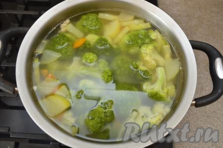 Когда суп с картошкой, кабачками и морковью проварится 10 минут, добавить в кастрюлю брокколи, посолить, дать закипеть, а после этого варить минут 8 (все овощи должны стать мягкими).