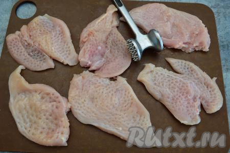 Куриное филе разрезать вдоль на пластины толщиной 1-1,5 сантиметра. Отбить кулинарным молоточком мясо с одной стороны до толщины 7-9 миллиметров.