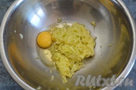 Кабачок натереть на крупной тёрке в миску, всыпать к нему щепотку соли, перемешать. Оставить кабачок на 5 минут, чтобы он пустил сок, затем сок тщательно отжать. К кабачковой массе, отжатой от лишней жидкости, добавить сырое яйцо.