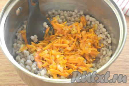 Обжаренные морковь с луком со сковороды перекладываем в готовую горячую перловую кашу.
