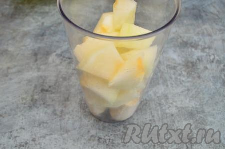 Выложить кусочки дыни в чашу блендера поверх банана.