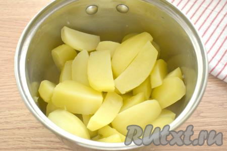 После закипания варим картошку до полуготовности (примерно 10 минут), затем воду из кастрюли сливаем. Даём картофелю немного остыть.
