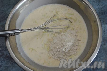 Перемешать получившуюся кабачково-сырную массу и начать частями добавлять муку, очень хорошо вмешивая её в кабачковое тесто.