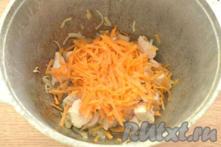Очищаем, натираем на крупной тёрке морковку и добавляем её к курице с луком, перемешиваем и обжариваем 4-5 минут (до мягкости моркови).