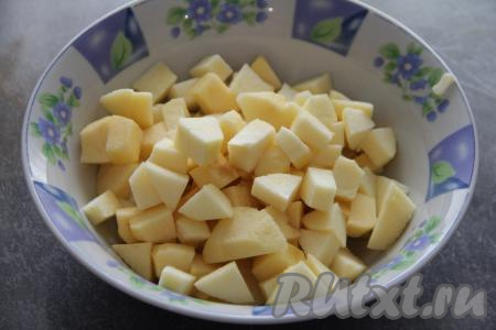 Яблоки очистить от кожуры и семечек. 500 грамм очищенных яблок нарезать на кубики со стороной примерно 1 сантиметр. 