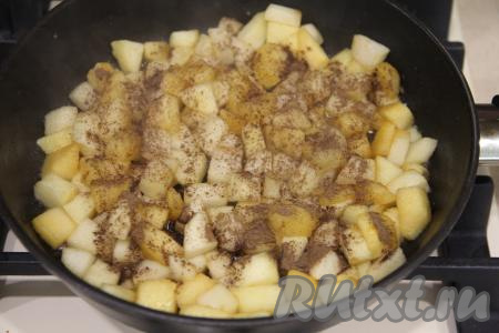 В конце добавить корицу, перемешать, снять яблочную начинку для слоёного пирога с огня. Дать начинке остыть.