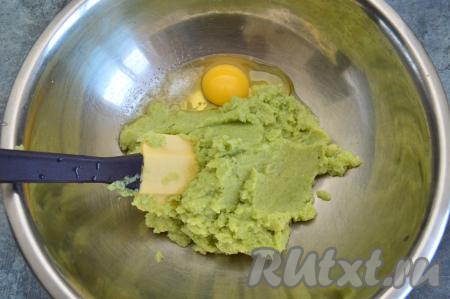 В получившуюся овощную смесь добавить яйцо, подсолить по вкусу, перемешать.