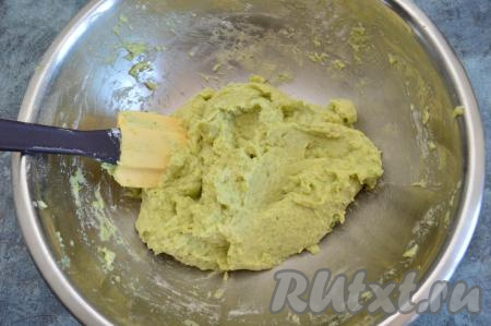 Тесто для оладий из цветной капусты и брокколи должно получиться в меру густым, вязким, нежным, оно будет хорошо держаться на ложке.