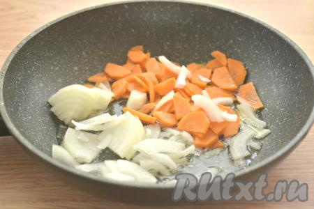 Очищаем репчатый лук, чеснок и морковь. Болгарский перец очищаем от семечек и плодоножки. Моем овощи и укроп. Лук нарезаем на четверть кольца, а морковку - на тонкие полукружочки (или кружочки). Разогреваем на сковороде растительное масло, выкладываем лук с морковкой и, периодически перемешивая, обжариваем на среднем огне 4-5 минут.