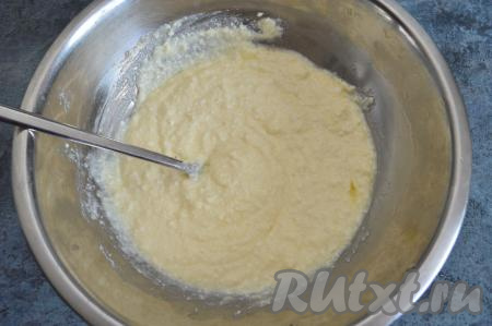При помощи вилки смешать творог, яйца и сахар в однородную массу. Затем добавить соду, погашенную уксусом, и ещё раз перемешать творожную массу.