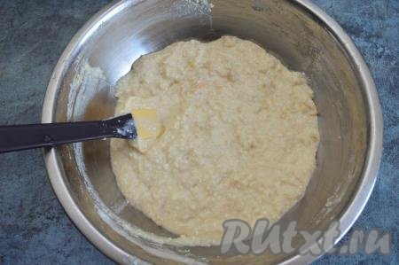 Творожное тесто для приготовления запеканки с яблоком и бананом должно получиться однородным, напоминающим сметану средней густоты. Тесто будет медленно стекать с ложки.
