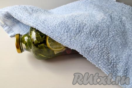 Укутайте бутылку в тёплое полотенце (или одеяло) и оставьте на сутки для постепенного остывания.