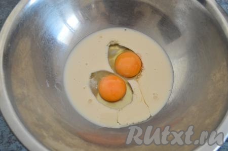 В отдельную миску вбить сырые яйца и влить молоко.