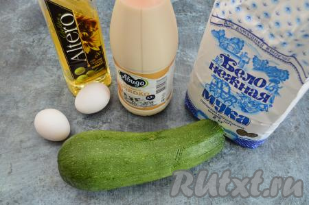 Подготовить продукты для приготовления оладий из кабачков на молоке на сковороде. Молоко можно взять любой жирности.