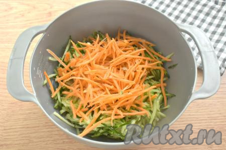Очищаем морковку. Измельчаем её также, как огурцы (то есть натираем её на тёрке для моркови по-корейски или нарезаем тонкой соломкой) и добавляем в миску с огурчиками.