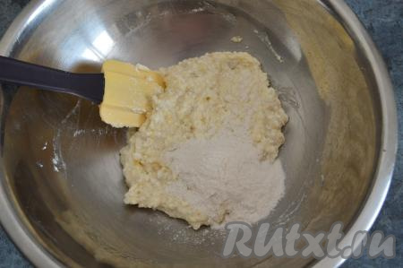 Размять сначала творожно-банановую массу вилкой, а затем окончательно смешать ингредиенты лопаткой. В получившуюся массу всыпать 1 столовую ложку рисовой муки.