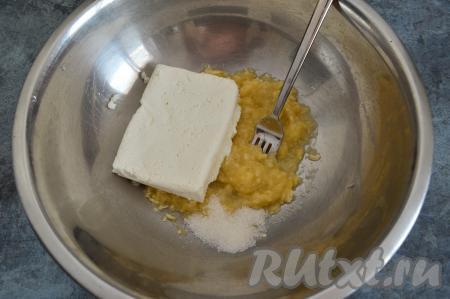 В миску с банановым пюре всыпать сахар и выложить творог.