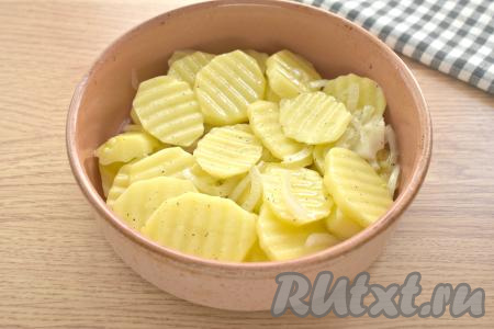 Картофель с луком, покрытые маслом, перекладываем в форму для запекания.